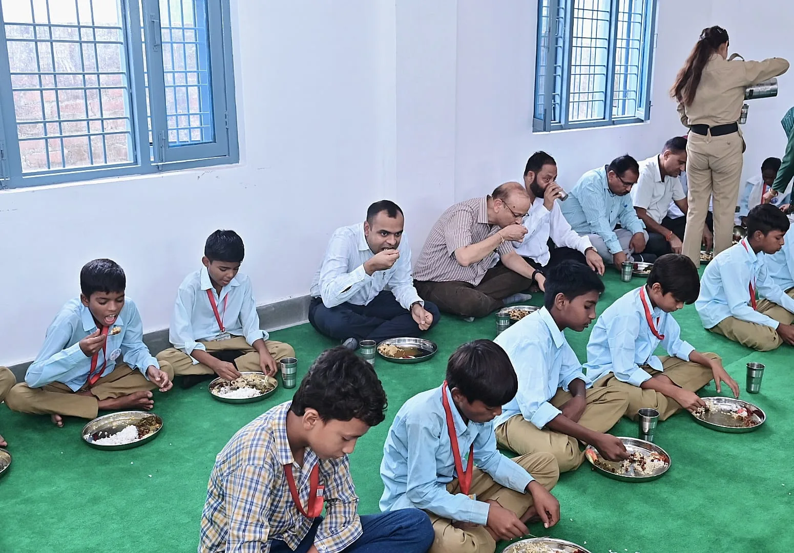 जिलाधिकारी ने किया सलेमपुर महदूद इंटर कॉलेज का औचक निरीक्षण, मिड डे मील की गुणवत्ता परखी