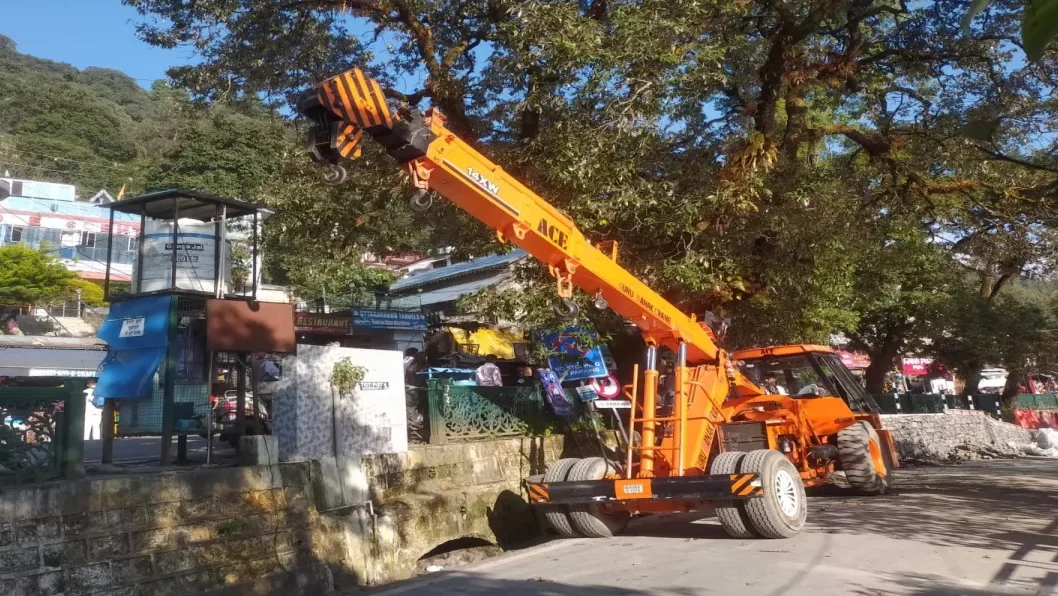 नैनीताल की लोअर माल रोड पर जल्द हो सकती है मरम्मत की शुरुआत, मशीनें पहुंचीं