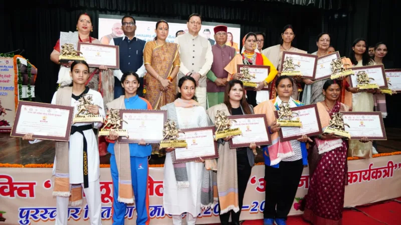 मुख्यमंत्री धामी ने 13 महिलाओं को तीलू रौतेली और 33 आंगनवाड़ी कार्यकर्ताओं को किया सम्मानित