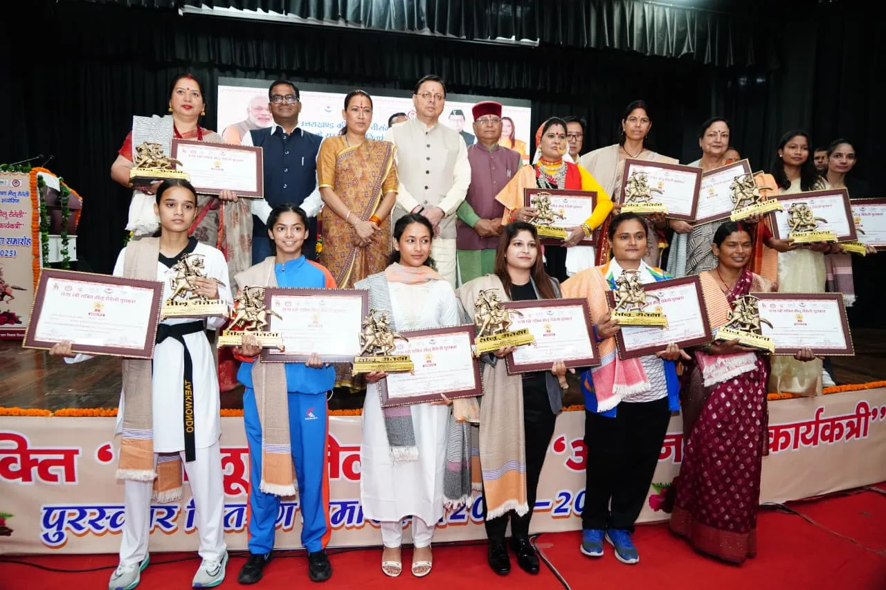 मुख्यमंत्री धामी ने 13 महिलाओं को तीलू रौतेली और 33 आंगनवाड़ी कार्यकर्ताओं को किया सम्मानित