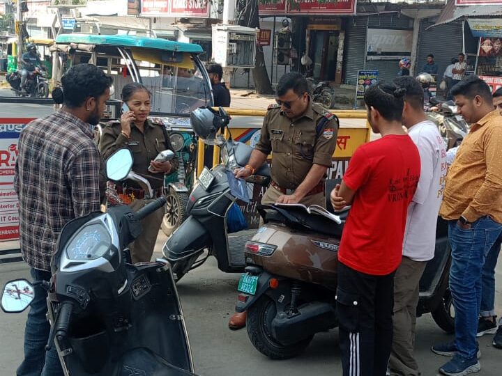 त्योहारी सीजन में देहरादून पुलिस ने किया 805 वाहनों का चलान