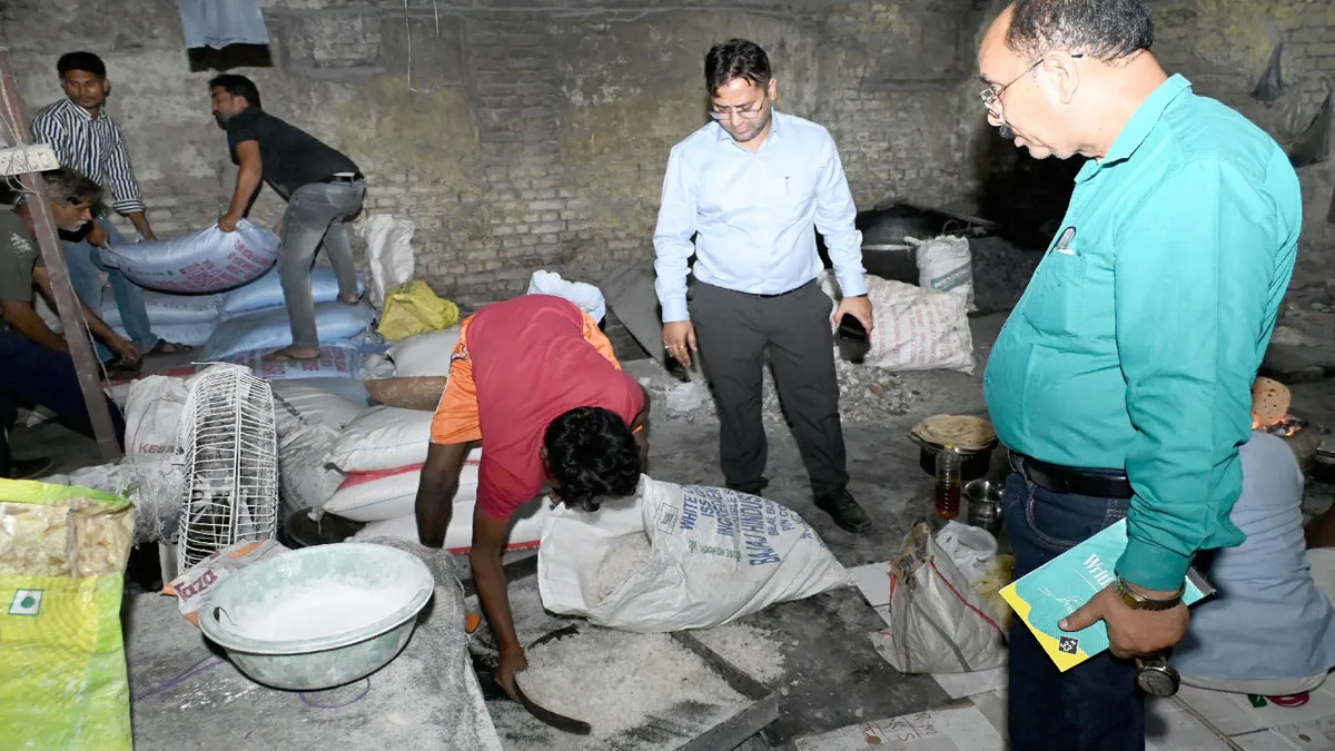 हल्द्वानी में गंदगी के बीच बन रहे थे बताशे, चार फैक्ट्री सील