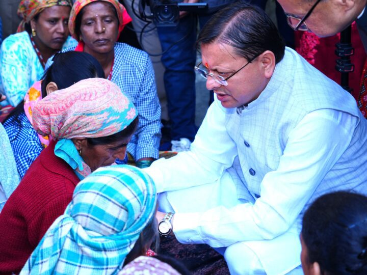 मुख्यमंत्री पुष्कर सिंह धामी ने देहरादून में आपदा प्रभावित परिवारों के साथ मनाई दीवाली