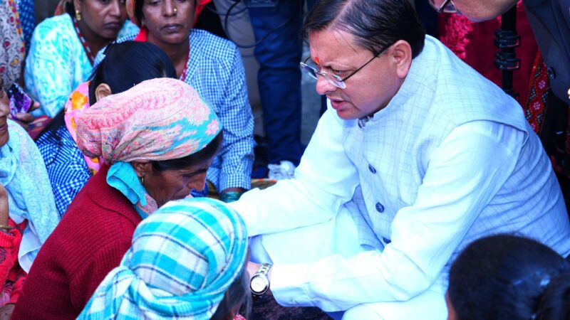 मुख्यमंत्री पुष्कर सिंह धामी ने देहरादून में आपदा प्रभावित परिवारों के साथ मनाई दीवाली