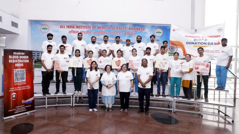 एम्स ऋषिकेश में राष्ट्रीय स्वैच्छिक रक्तदान दिवस पर 431 यूनिट रक्त जमा, रक्तदाताओं का हुआ सम्मान