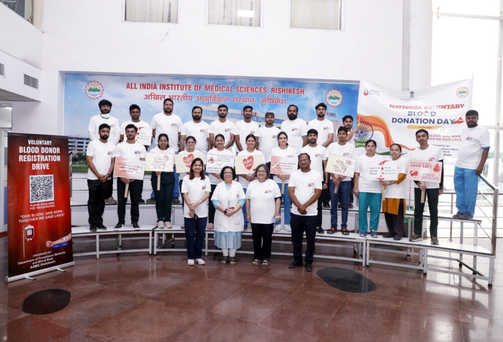 एम्स ऋषिकेश में राष्ट्रीय स्वैच्छिक रक्तदान दिवस पर 431 यूनिट रक्त जमा, रक्तदाताओं का हुआ सम्मान