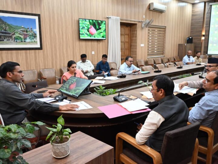 देहरादून में फर्जी राशन और आयुष्मान कार्ड पर लापरवाह अधिकारियों की वेतन रोकने के निर्देश