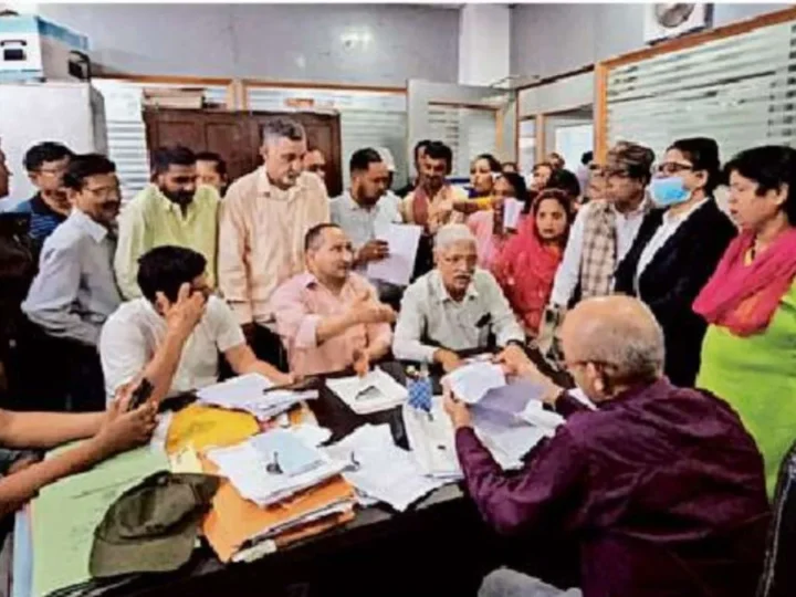 देहरादून में स्मार्ट मीटरों से बढ़े बिजली बिलों को लेकर भाजपा पार्षदों का हंगामा