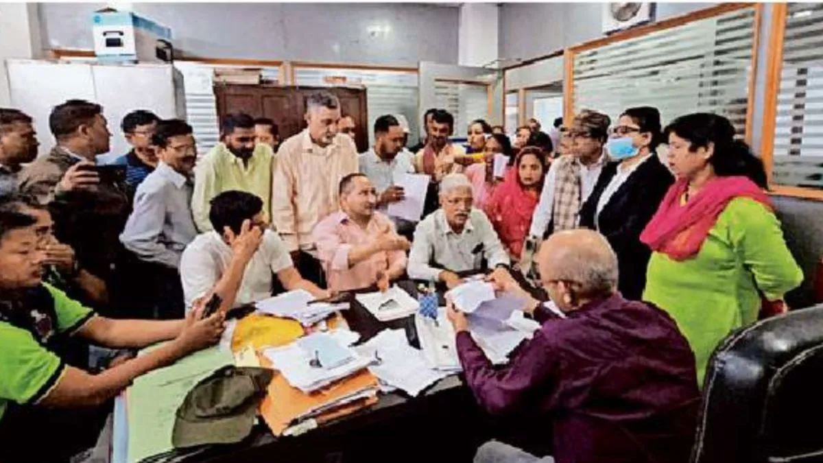 देहरादून में स्मार्ट मीटरों से बढ़े बिजली बिलों को लेकर भाजपा पार्षदों का हंगामा