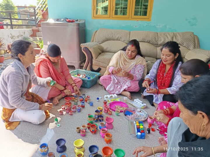 आपदा प्रभावित साहस्रधारा की महिलायें बना रहीं हैं देहरादून में मोमबत्तियाँ