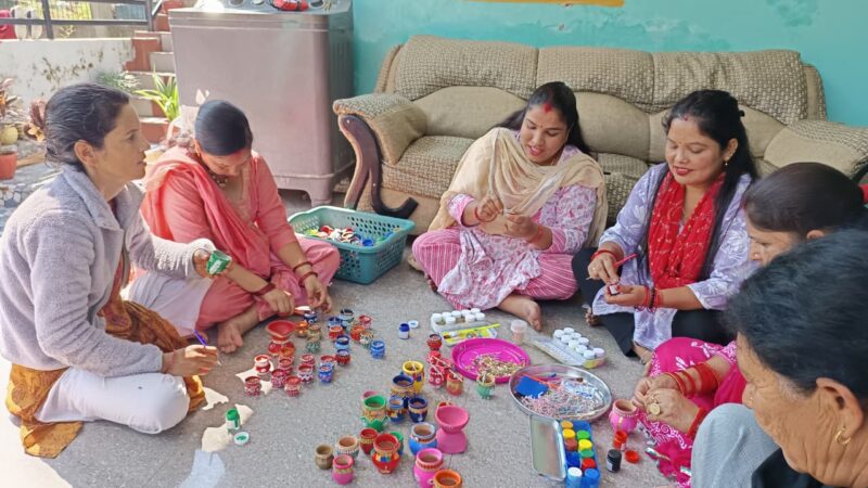 आपदा प्रभावित साहस्रधारा की महिलायें बना रहीं हैं देहरादून में मोमबत्तियाँ