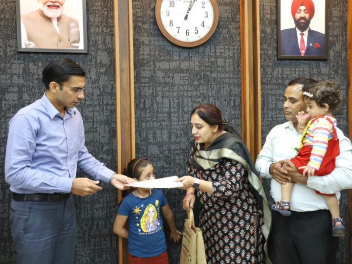 डीएम की सख्ती से एडिफाई स्कूल ने टीचर की रोकी सैलरी और सर्टिफिकेट जारी किया