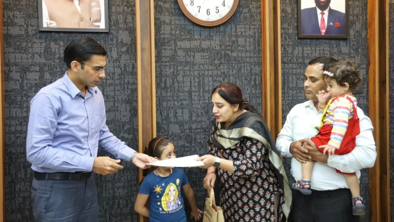 डीएम की सख्ती से एडिफाई स्कूल ने टीचर की रोकी सैलरी और सर्टिफिकेट जारी किया