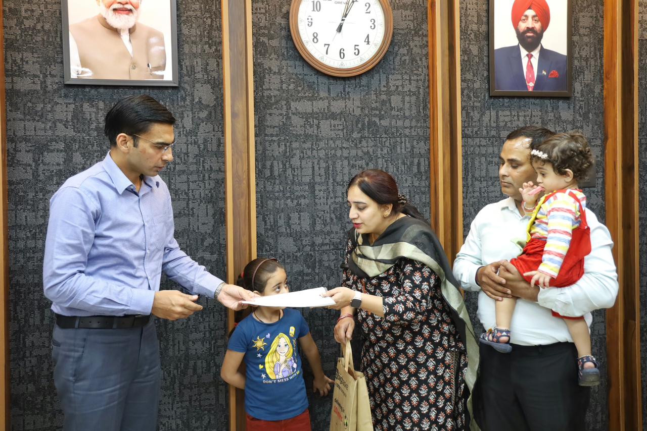 डीएम की सख्ती से एडिफाई स्कूल ने टीचर की रोकी सैलरी और सर्टिफिकेट जारी किया