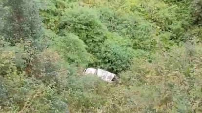चमोली में बड़ा हादसा: सलना गांव के पास खाई में गिरी छात्राओं की गाड़ी, आठ लोग घायल