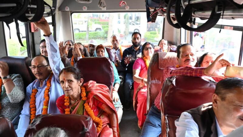 मुख्यमंत्री पुष्कर सिंह धामी ने श्रद्धालुओं के दल को किया गंगोत्री धाम के लिए रवाना