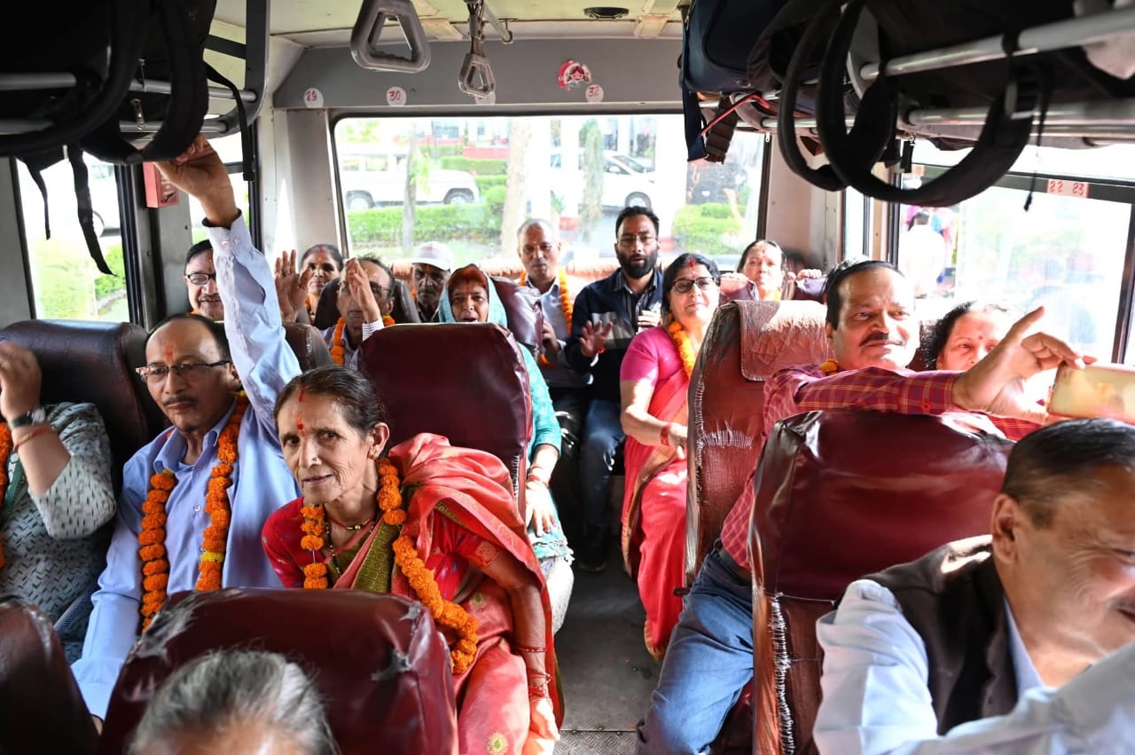 मुख्यमंत्री पुष्कर सिंह धामी ने श्रद्धालुओं के दल को किया गंगोत्री धाम के लिए रवाना