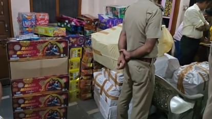हरिद्वार में अवैध पटाखा कारोबार पर कार्रवाई: पुलिस ने मारे छापे, मकान से भारी मात्रा में पटाखे बरामद