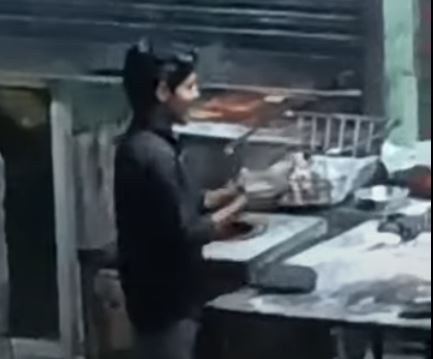 उत्तरकाशी: रोटी पर थूकने के आरोप में रेस्टोरेंट कर्मचारी गिरफ्तार, देखें वीडियो