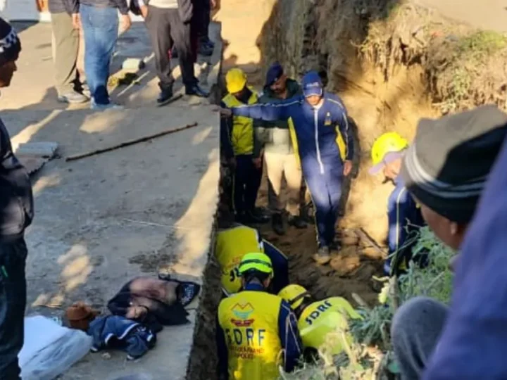 अल्मोड़ा के मैंचोड़ गांव में दीवार ढहने से एक मजदूर की मौत, दो घायल