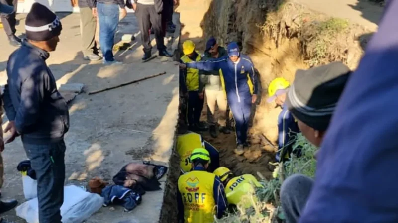 अल्मोड़ा के मैंचोड़ गांव में दीवार ढहने से एक मजदूर की मौत, दो घायल