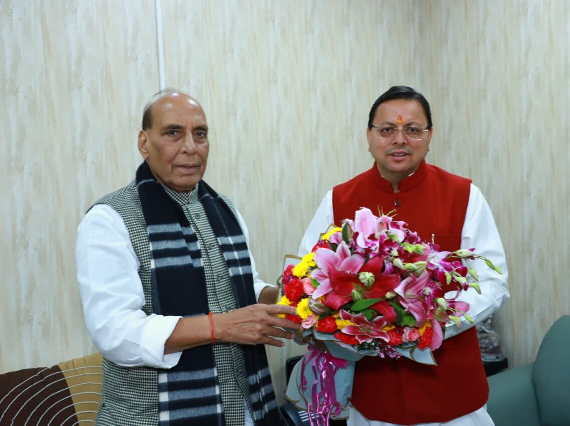 बीते दिन धामी ने रक्षा मंत्री से मुलाक़ात की, देहरादून में एयर फ़ोर्स ऑडिट ब्रांच रखने व यात्रा मार्ग PWD के अधीन रखने का अनुरोध