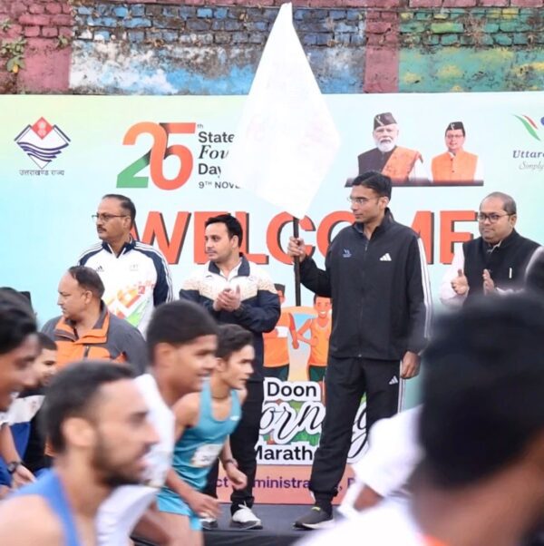 उत्तराखंड के रजत जयंती समारोह पर दौड़ी ‘दून मैराथन’, डीएम सविन बंसल ने दिखाई हरी झंडी
