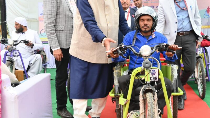 देहरादून में गणेश जोशी ने दिव्यांगजनों को 169 मोटराइज्ड ट्राइसाइकिलें वितरित कीं