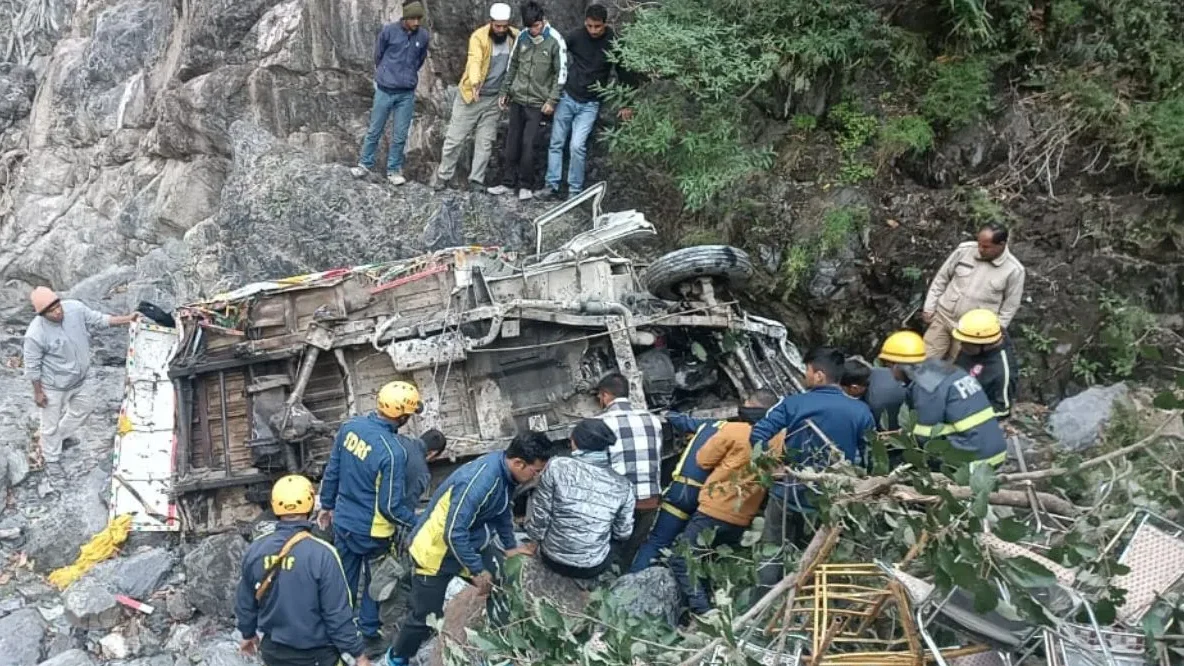 देहरादून के जड्डो डैम के पास पिकअप 220 मीटर खाई में गिरी, एक की मौत, एक गंभीर घायल