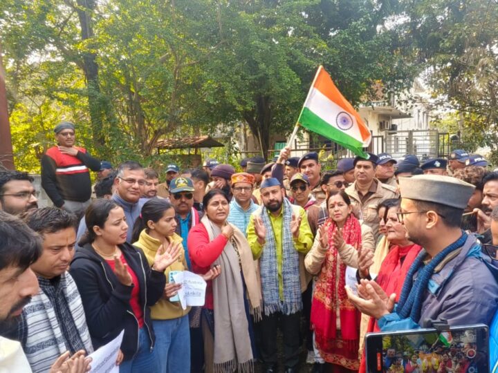 ऋषिकेश के वनंतरा रिजॉर्ट के बाहर प्रदर्शन, पुलिस से धक्का-मुक्की, दोषियों को फांसी की मांग