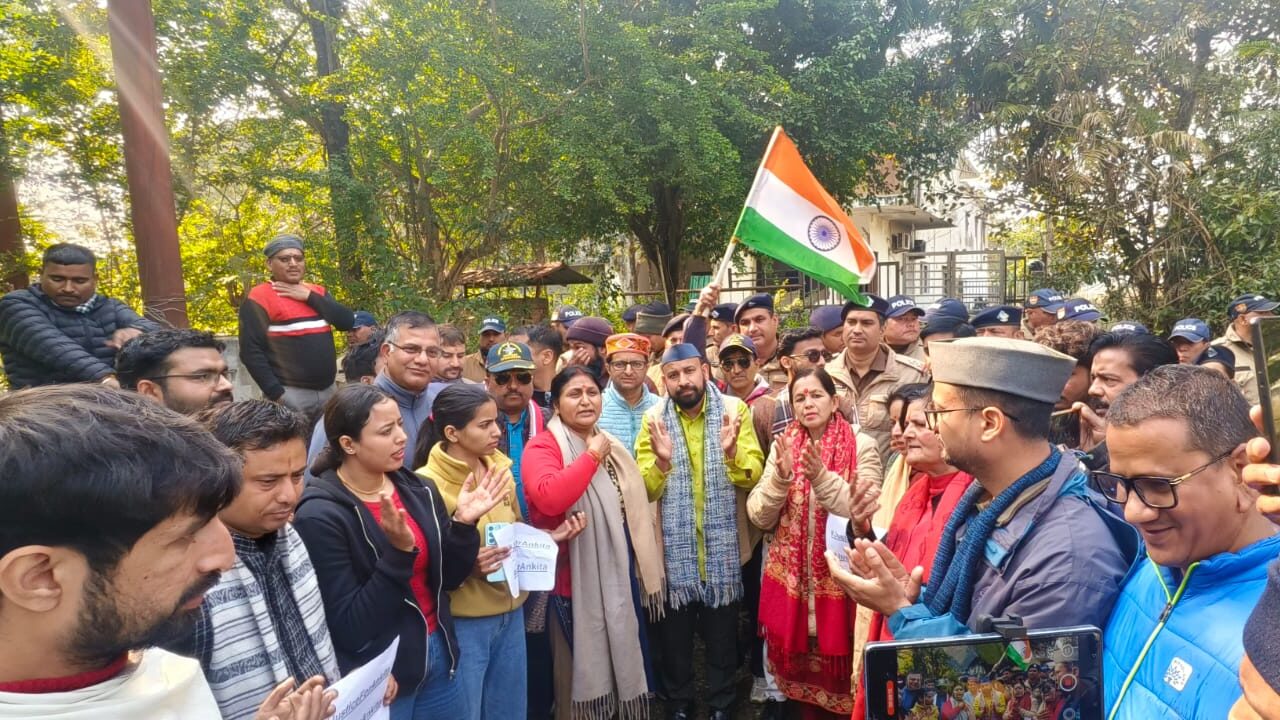 ऋषिकेश के वनंतरा रिजॉर्ट के बाहर प्रदर्शन, पुलिस से धक्का-मुक्की, दोषियों को फांसी की मांग