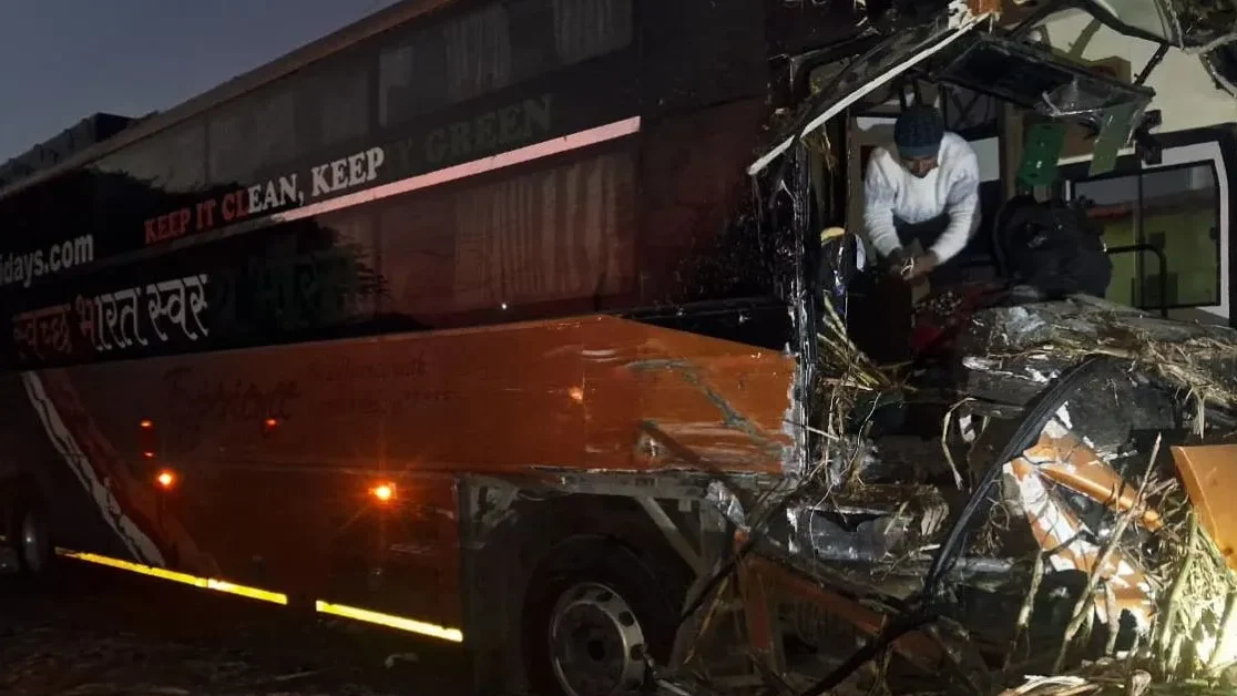 देहरादून–हरिद्वार हाईवे पर बस की टक्कर, चालक की मौत; सुरक्षा पर सवाल फिर तेज