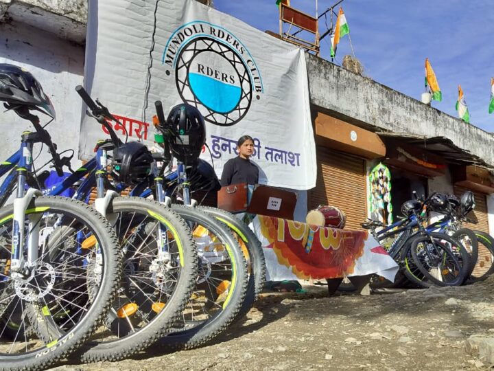 चमोली के मुन्दोली में गणतंत्र दिवस उत्साह से मनाया गया, राइडर्स क्लब ने छात्रों और ग्रामीणों को जोड़ा