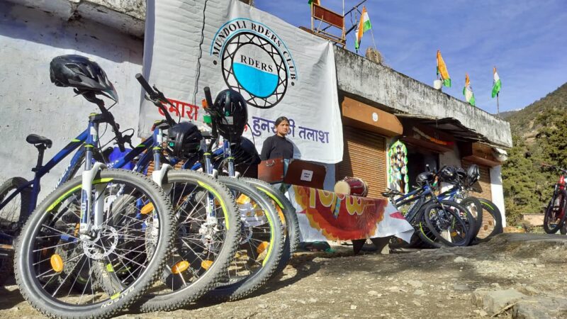 चमोली के मुन्दोली में गणतंत्र दिवस उत्साह से मनाया गया, राइडर्स क्लब ने छात्रों और ग्रामीणों को जोड़ा