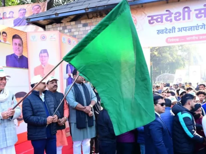 युवा दिवस पर सीएम धामी ने स्वदेशी संकल्प रन को दिखाई हरी झंडी, युवाओं से स्वदेशी अपनाने का आह्वान