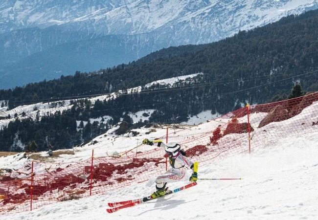 चमोली: कम बर्फबारी के बीच औली में राष्ट्रीय स्कीइंग चैंपियनशिप जारी