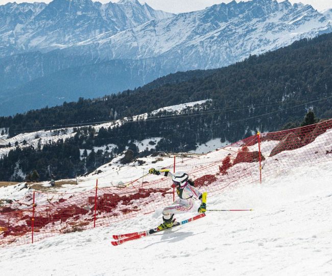 चमोली: कम बर्फबारी के बीच औली में राष्ट्रीय स्कीइंग चैंपियनशिप जारी