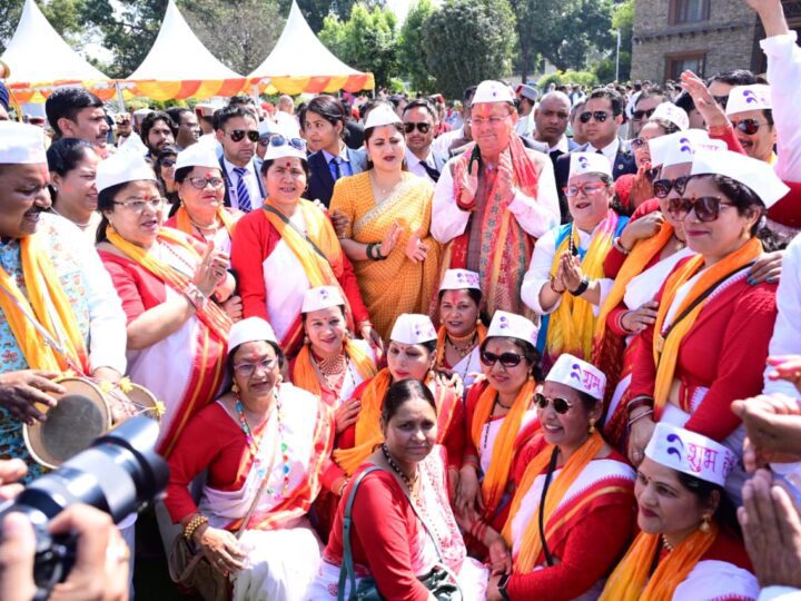 मुख्यमंत्री आवास में लोक कलाकारों संग मना होली उत्सव, संस्कृति से सजा माहौल