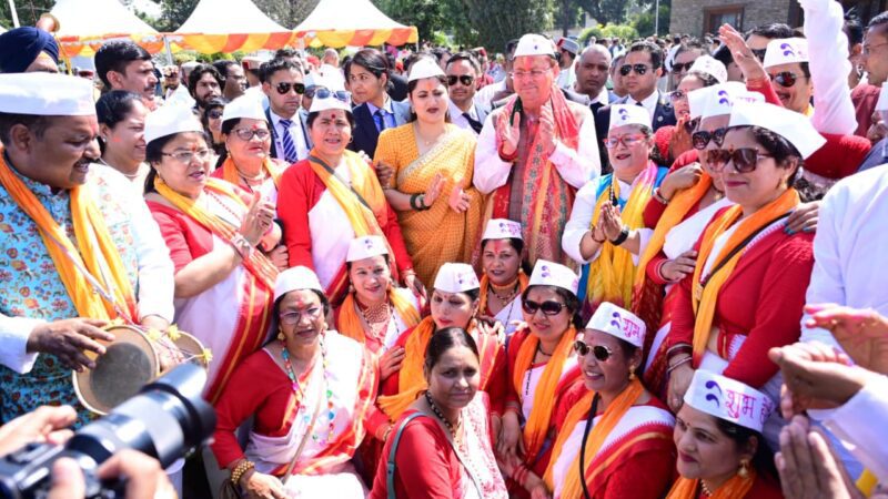 मुख्यमंत्री आवास में लोक कलाकारों संग मना होली उत्सव, संस्कृति से सजा माहौल