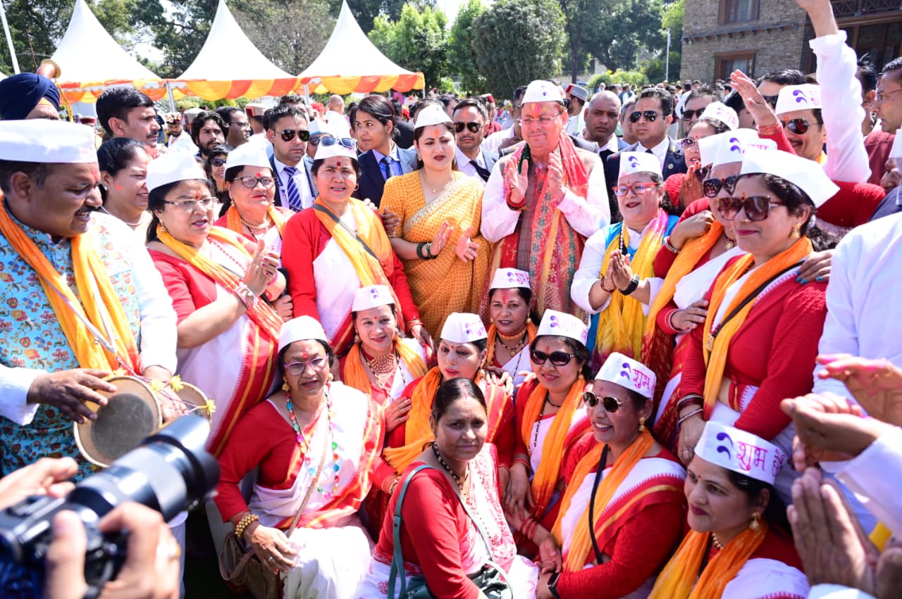 मुख्यमंत्री आवास में लोक कलाकारों संग मना होली उत्सव, संस्कृति से सजा माहौल