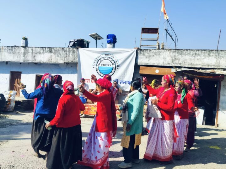 चमोली के मुन्दोली गांव में सामूहिक उल्लास के साथ मनाई गई होली