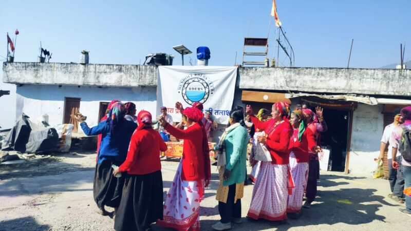 चमोली के मुन्दोली गांव में सामूहिक उल्लास के साथ मनाई गई होली