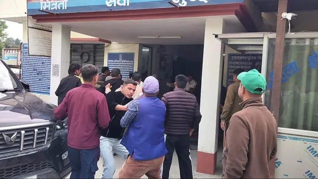 चंपावत गैंगरेप मामले में बवाल, थाने के अंदर भिड़े दोनों पक्ष