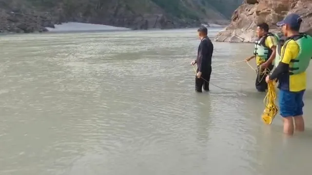 ऋषिकेश में गंगा स्नान के दौरान मेरठ के दो पर्यटक बहे, एसडीआरएफ का सर्च अभियान जारी