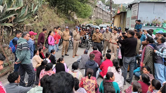 नैनीताल के कृष्णापुर में चट्टान से दहशत, प्रशासनिक देरी पर सड़क जाम