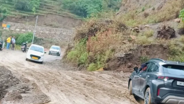 पिथौरागढ़ में भारी बारिश से बीसा बाजार मार्ग पर भूस्खलन, कई वाहन फंसे