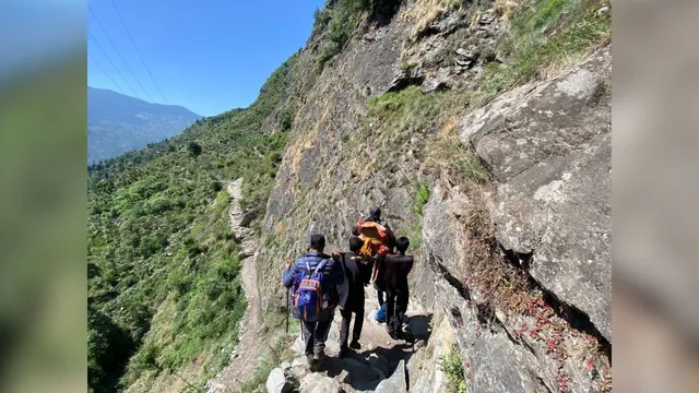 उत्तरकाशी के सेवा गांव में सड़क नहीं, बीमार महिला को 11 किलोमीटर कंधों पर ले गए ग्रामीण