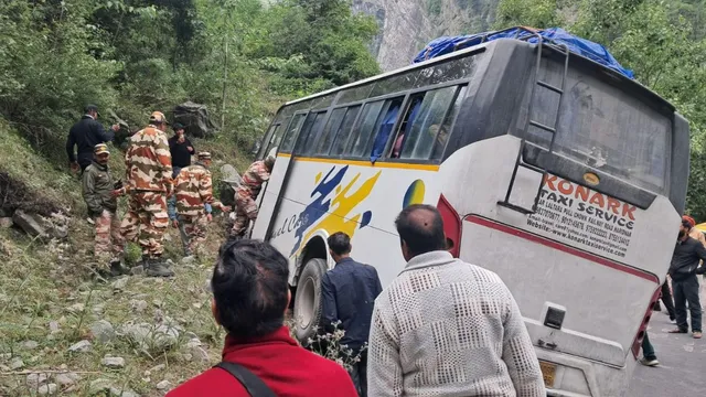 बदरीनाथ हाईवे पर चालक की सूझबूझ से टला बड़ा हादसा, 32 तीर्थयात्रियों की बची जान