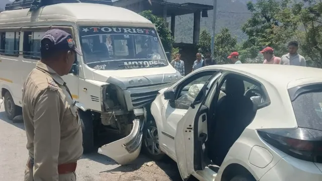 बदरीनाथ हाईवे पर कार और टेंपो ट्रैवलर की टक्कर