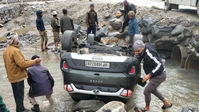 गंगोत्री धाम जा रही दिल्ली के श्रद्धालुओं की कार नाले में गिरी, मासूम समेत चार घायल